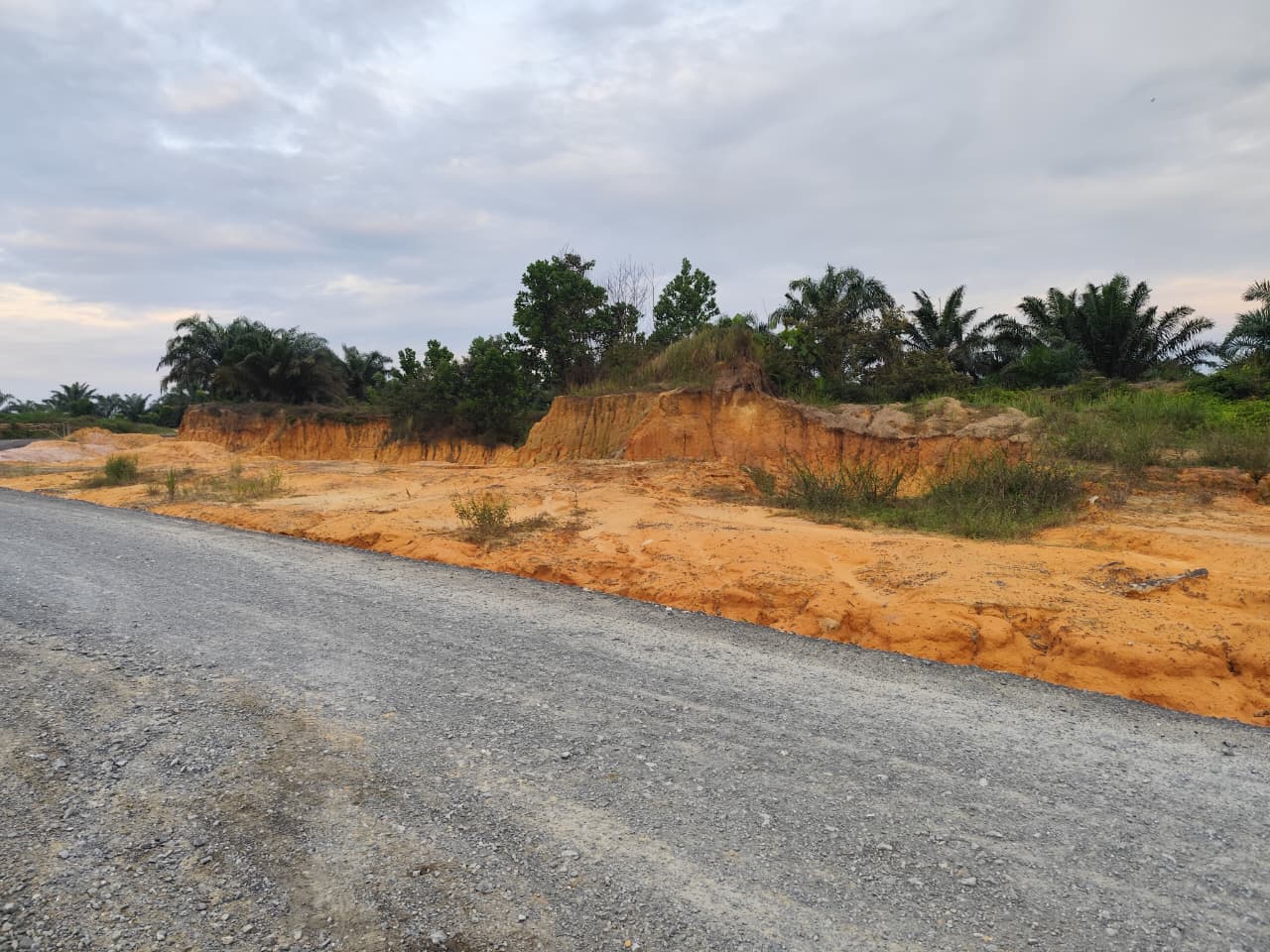 Diduga Proyek Peningkatan JL. Parit Ban V Menuju Lumahan Tinggi Menggunakan Tanah Urug Tidak Berizin