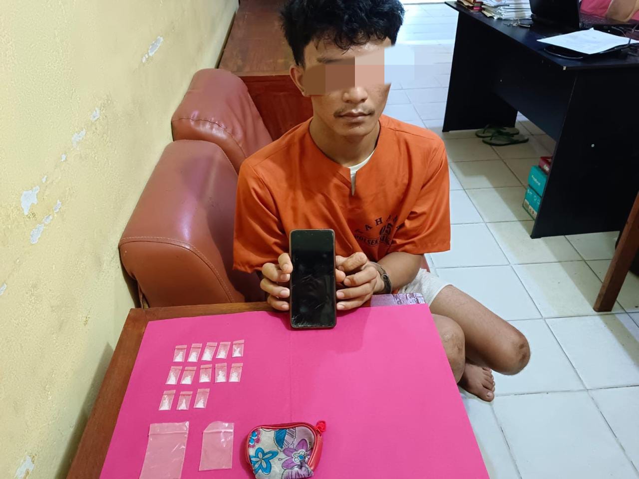 Nekat! Pelaku Narkoba Bergulat Dengan Polisi Saat Penangkapannya di Desa Tanah Merah