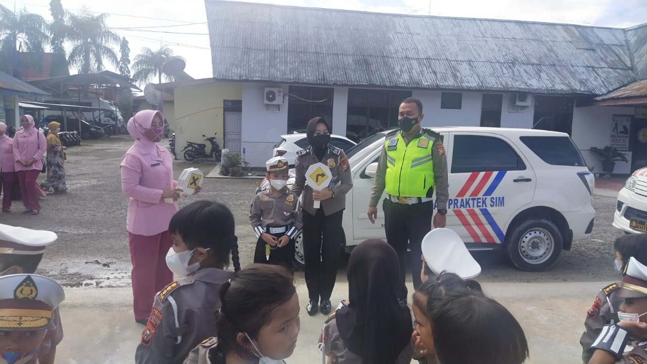 Polisi Sahabat Anak, Polantas Kampar Tanamkan Etika Berlalulintas Sejak Dini Kepada Anak TK Bhayangk