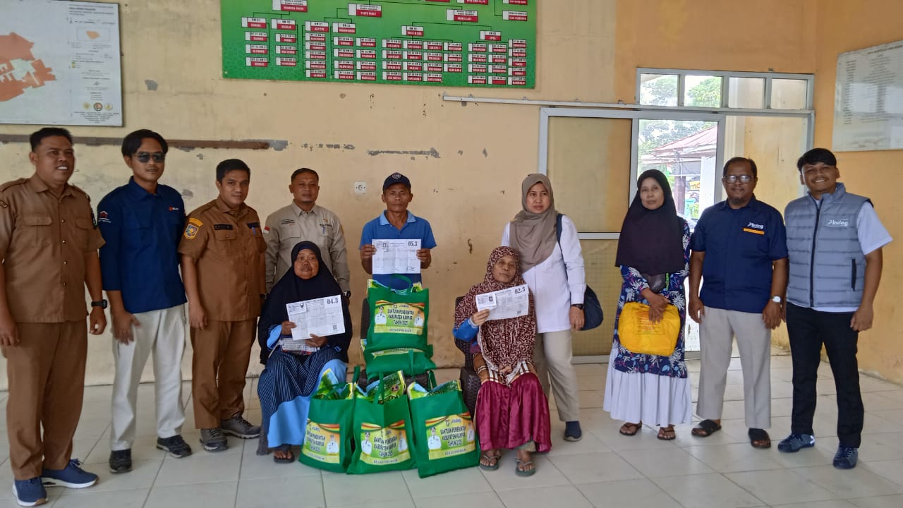 Dinas Sosial Kabupaten Kampar Salurkan Bantuan Untuk Warga Lansia di Desa Rimbo Panjang