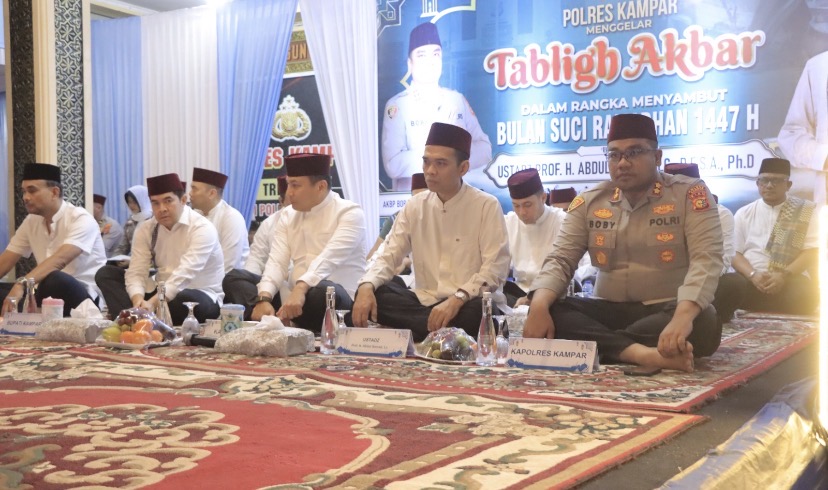 Ribuan Masyarakat Kampar Khusyuk Ikuti Tabligh Akbar Bersama Ustadz Abdul Somad di Polres Kampar!