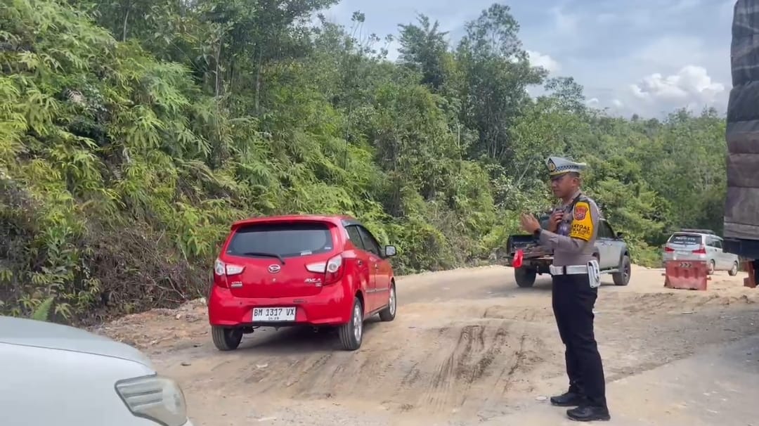 Jalan Amblas di XIII Koto Kampar:  Kasat Lantas Turun Langsung, Sistem Buka Tutup Diterapkan