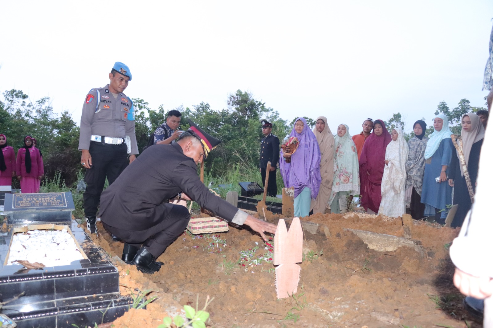 Polres Kampar Berduka  Upacara Pemakaman Personil Aiptu Zainal Arifin Dilaksanakan dengan Khidmat Di