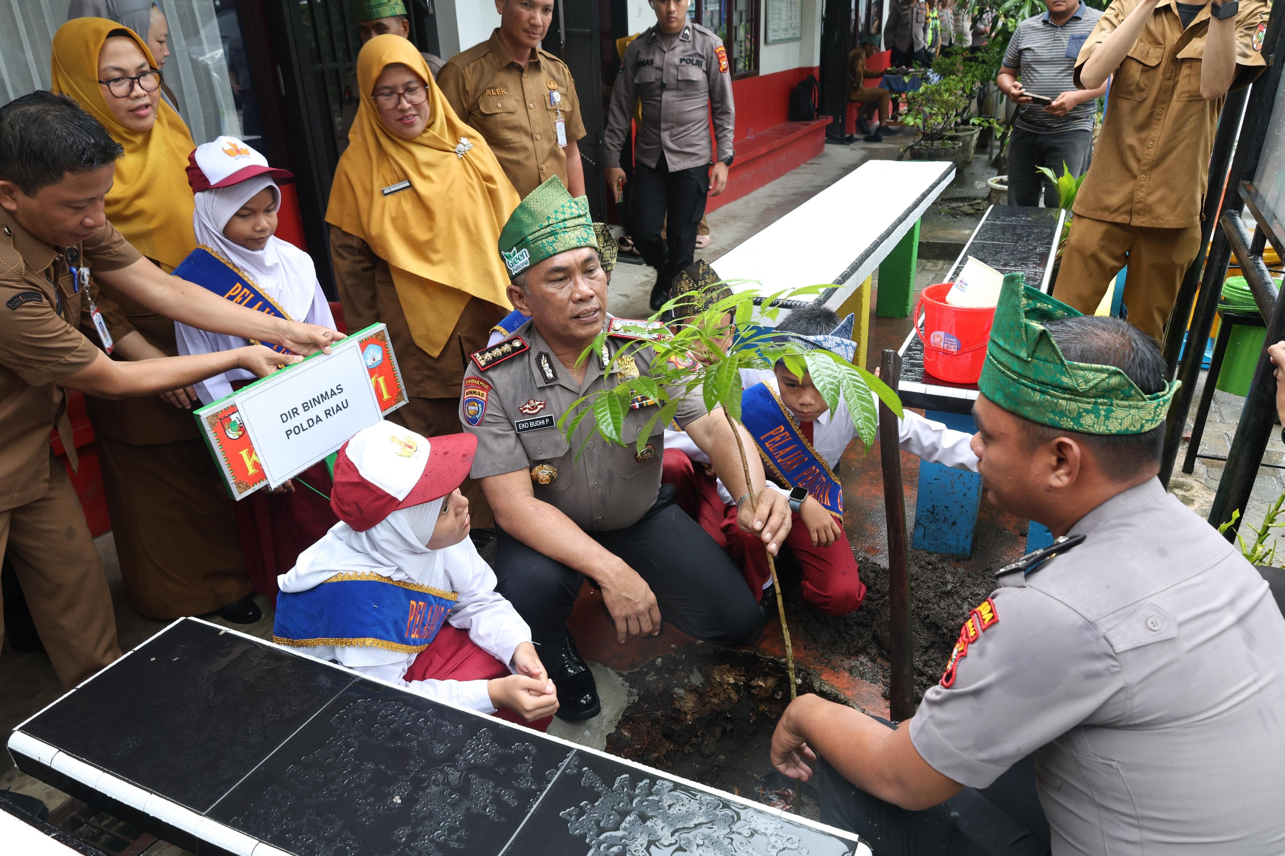 Polda Riau Tanamkan Green Policing ke Pelajar SDN 42 Pekanbaru, Edukasi Lingkungan Sejak Dini