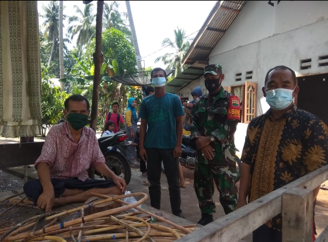Babinsa Desa Selayar , Serma , Agus Taufik Personil Koramil O5 Daik , Sambangi Nelayan Tradisional