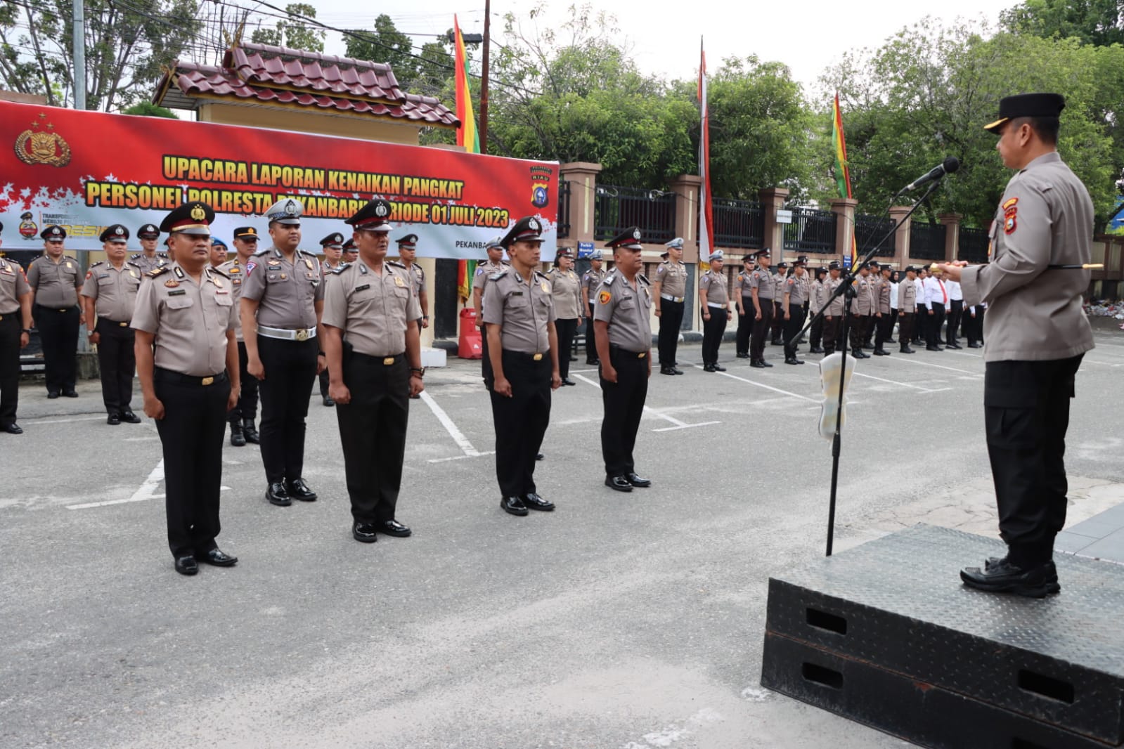 Kapolresta Pekanbaru Pimpin Upacara Korp Raport Kenaikan Pangkat Pama dan Bintara Polri Polresta Pek