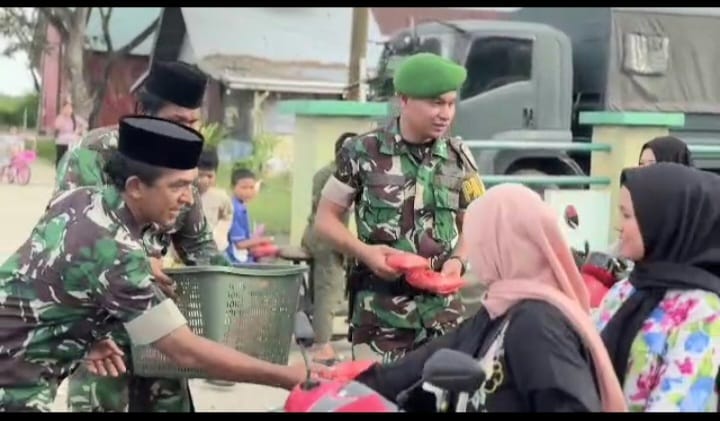 STAF INTEL, UNIT, DAN IBU PERSIT KODIM 0314/INHIL BAGIKAN TAKJIL KEPADA MASYARAKAT