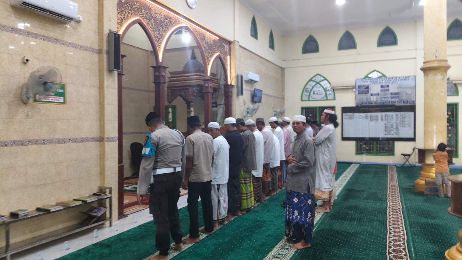 Jalin Kedekatan dengan Masyarakat, Polsek Kampar Gelar Tarawih Keliling di Masjid Al Amir Penyasawan