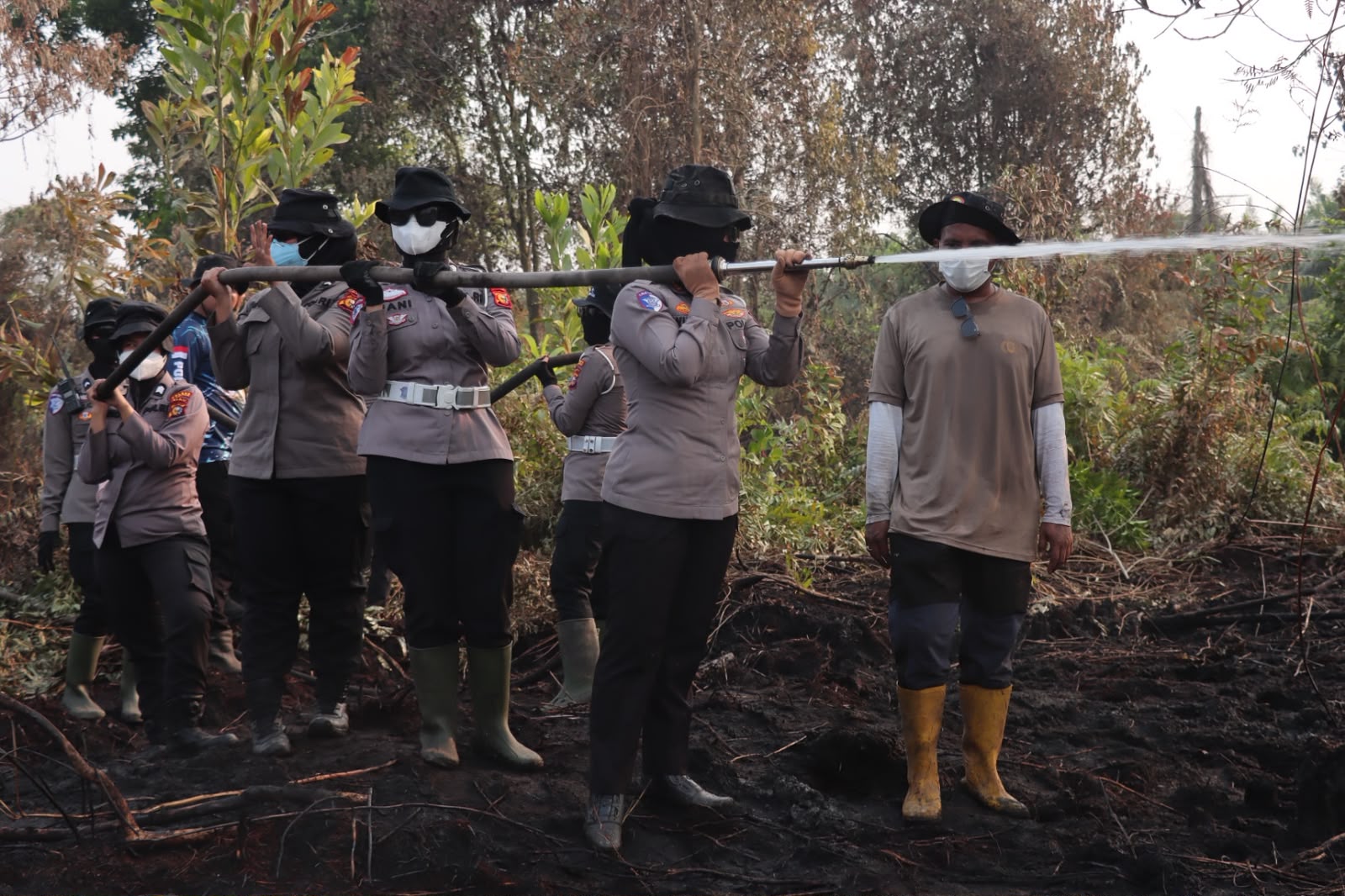 Srikandi Polres Kampar di Garis Depan Karhutla: Kasat Lantas AKP Wulan Afdhalia Pimpin Langsung Pema