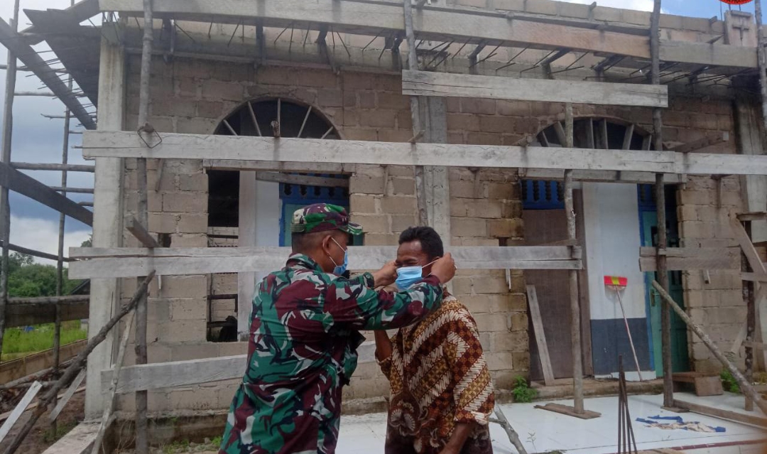 Kopda Adi Sastro Sinaga ,Babinsa Desa Bukit Langkap Melaksanakan Komsos