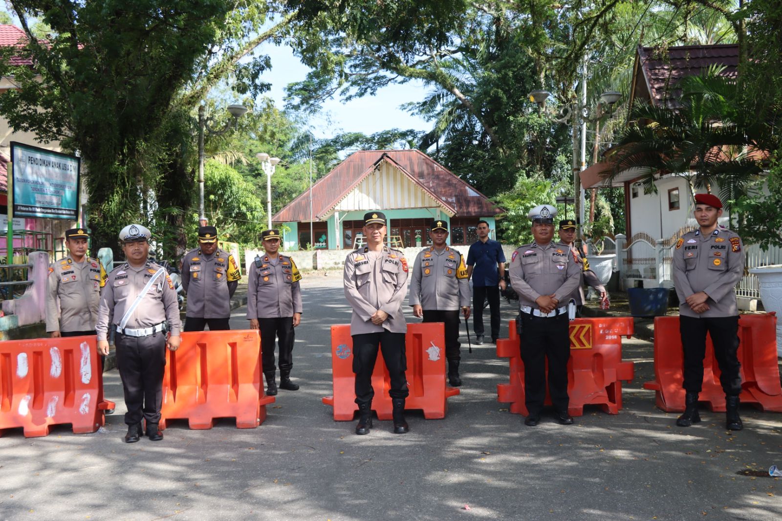 AKBP BUDI PIMPINAN PAM PLENO TERTUTUP PENETAPAN PASLON BUPATI-WAKIL BUPATI PESERTA PILKADA