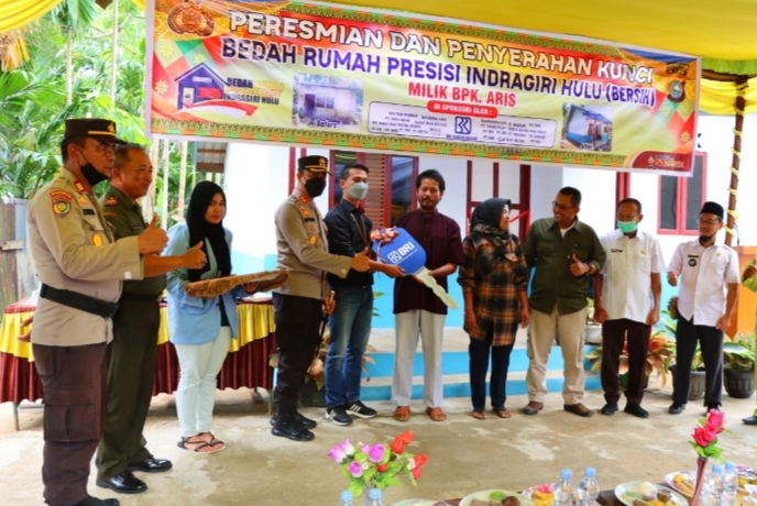 Progam Bersih di Desa Paskem Rampung,Kapolres Inhu Serahkan Kunci