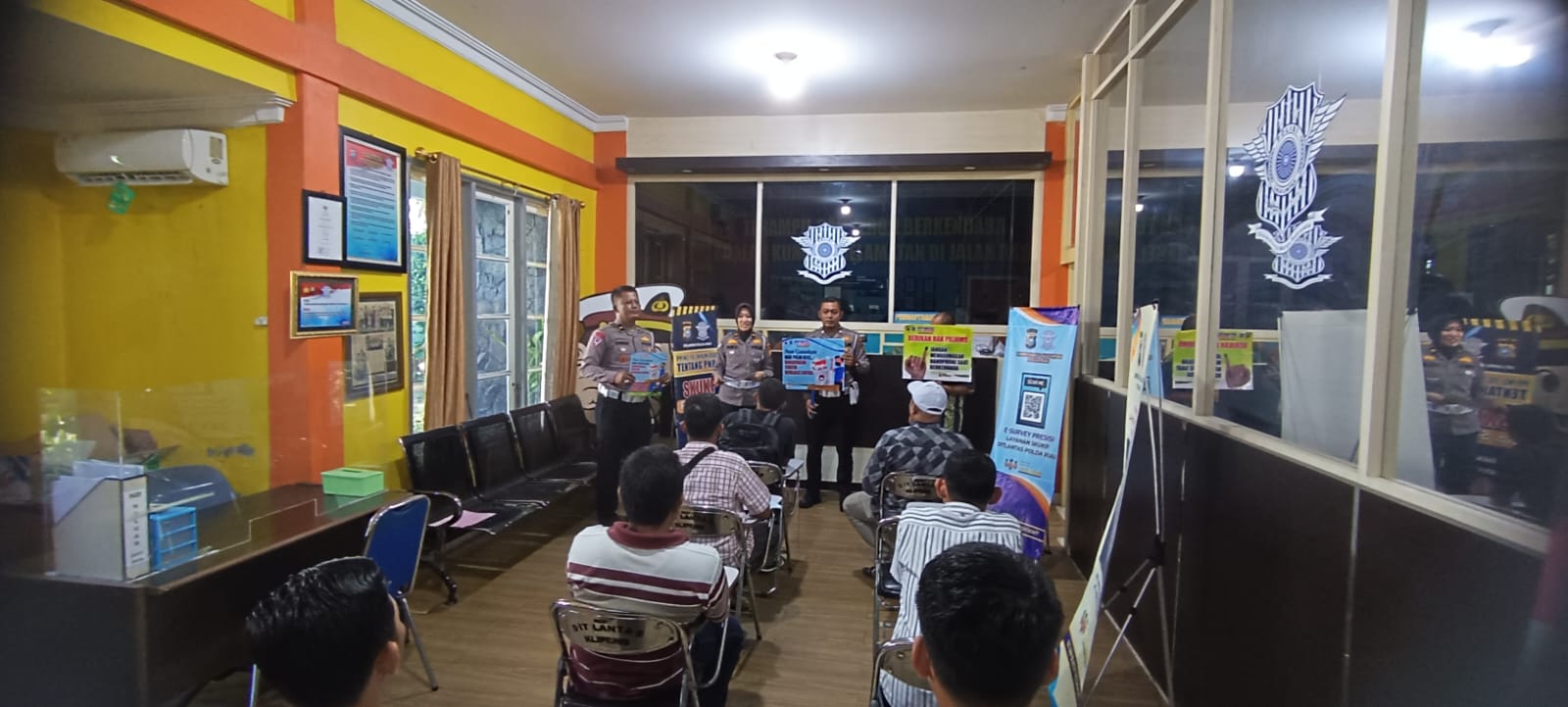 Paur SIM & Tim Sampaikan Himbaun Kamseltibmas & Kamseltibcarlantas kepada Pemohon SIM