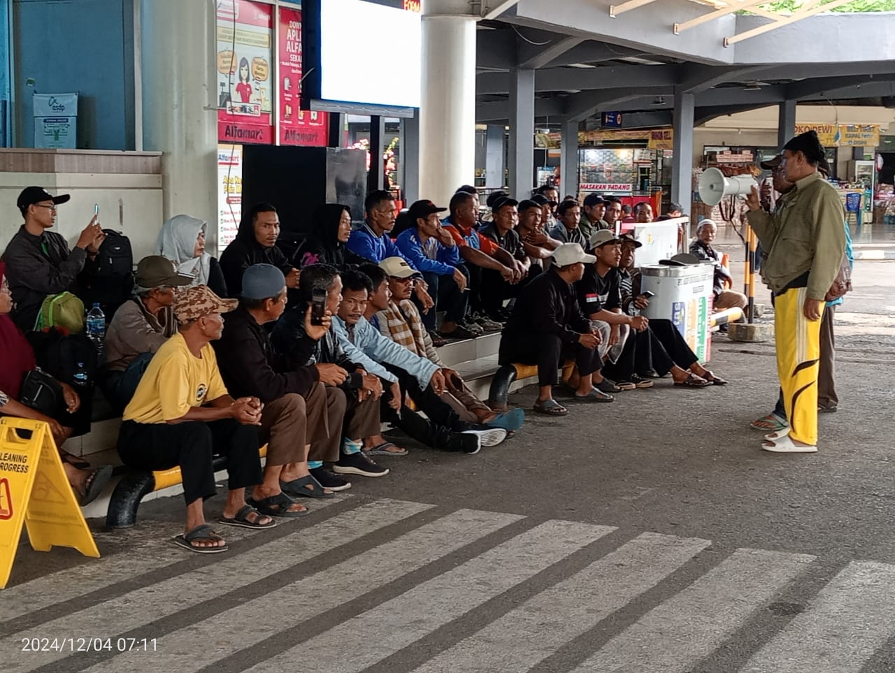 Ratusan Petani Desa Delima Tanjung Jabung Barat Menuju Istana Negara Terkait PT TML & PT WKS