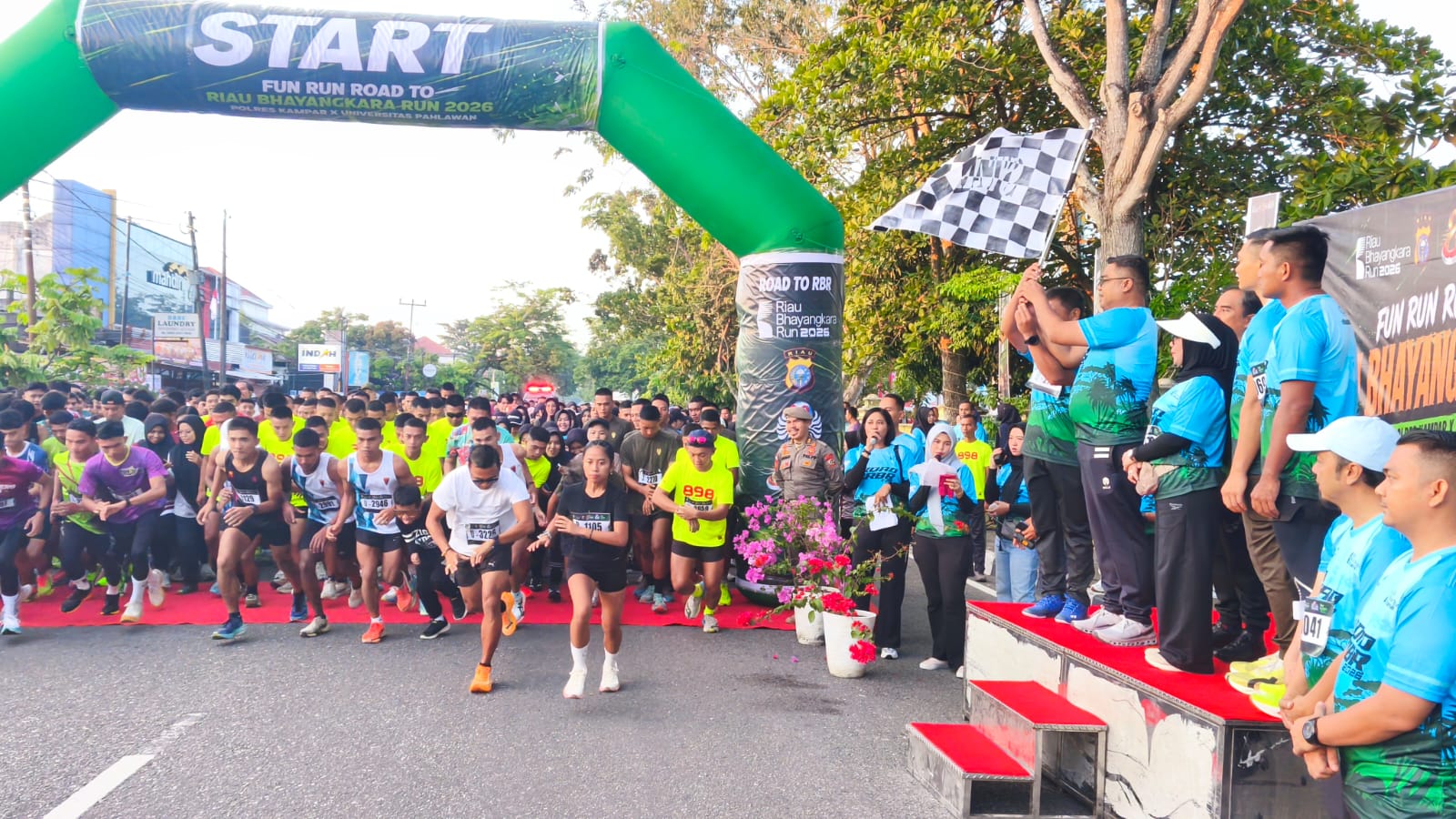 Ribuan Peserta Gelar Fun RUN Road To Riau Bhayangkara RUN  Kapolres Kampar Bersama Bupati Lepas, Mer