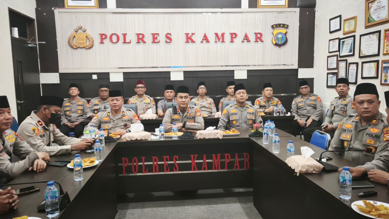 Perkuat Iman & Semangat Kebangsaan, Polres Kampar Ikut Binrohtal Bersama Kapolri dan Gus Baha Secara