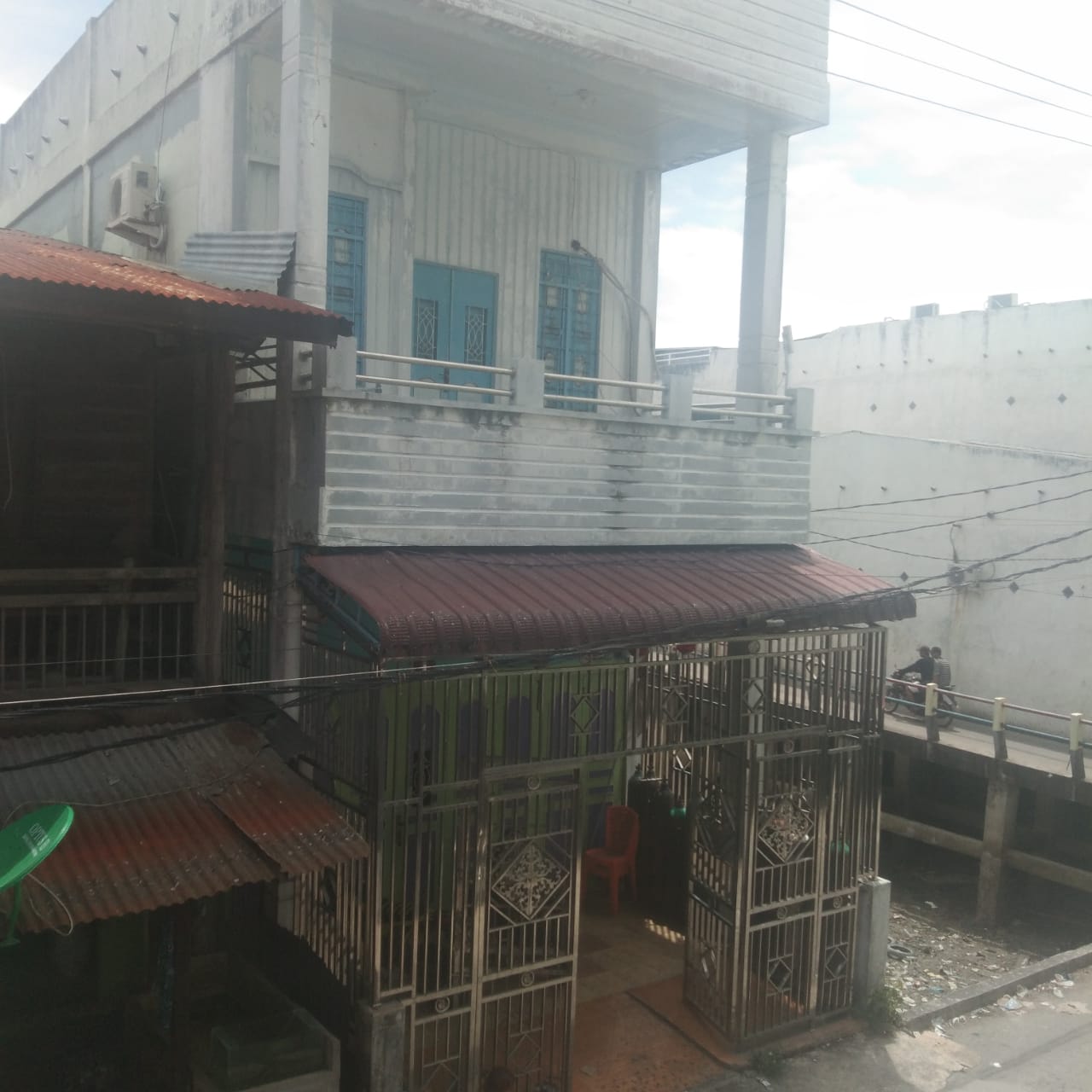 Diduga Belum Kantongi Izin, Karaoke Hiburan Malam Depan Mes Camat Panipahan Dibiarkan Beraktifitas