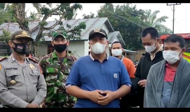 Kabag Ops Polres Rohul Di Dampingi Camat Rambah, Monitoring Kondisi Banjir