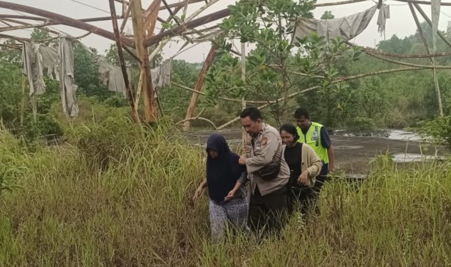 Lima Orang Mahasiswi Menyeburkan diri Kedalam Danau Karna diserang Tawon Polsek Tampan Bergerak Cepa