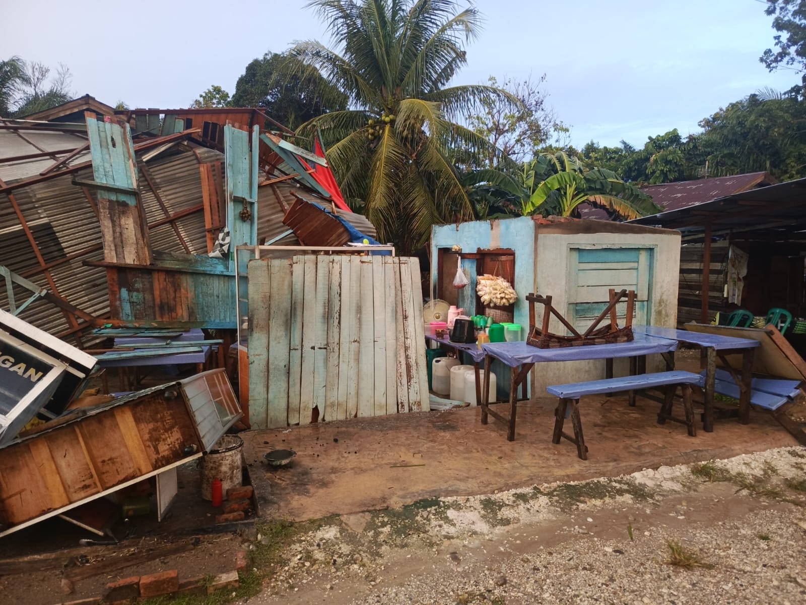 Warung Sate di Desa Padang Mutung Porak Poranda Akibat Angin Puting Beliung