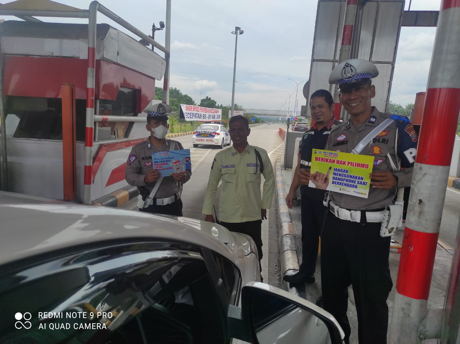 TEKAN FATALITAS DI JL. TOL BEGINI CARA UNIK SAT PJR AJAK PENGENDARA TERTIB BERLALU LINTAS