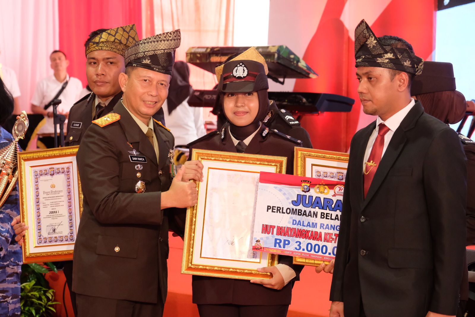 Danrem 031/WB Brigjen TNI Dany Rakca. S. A. P. M.Han Turut Bangga Kepada Polwan Polres Kampar Juara 