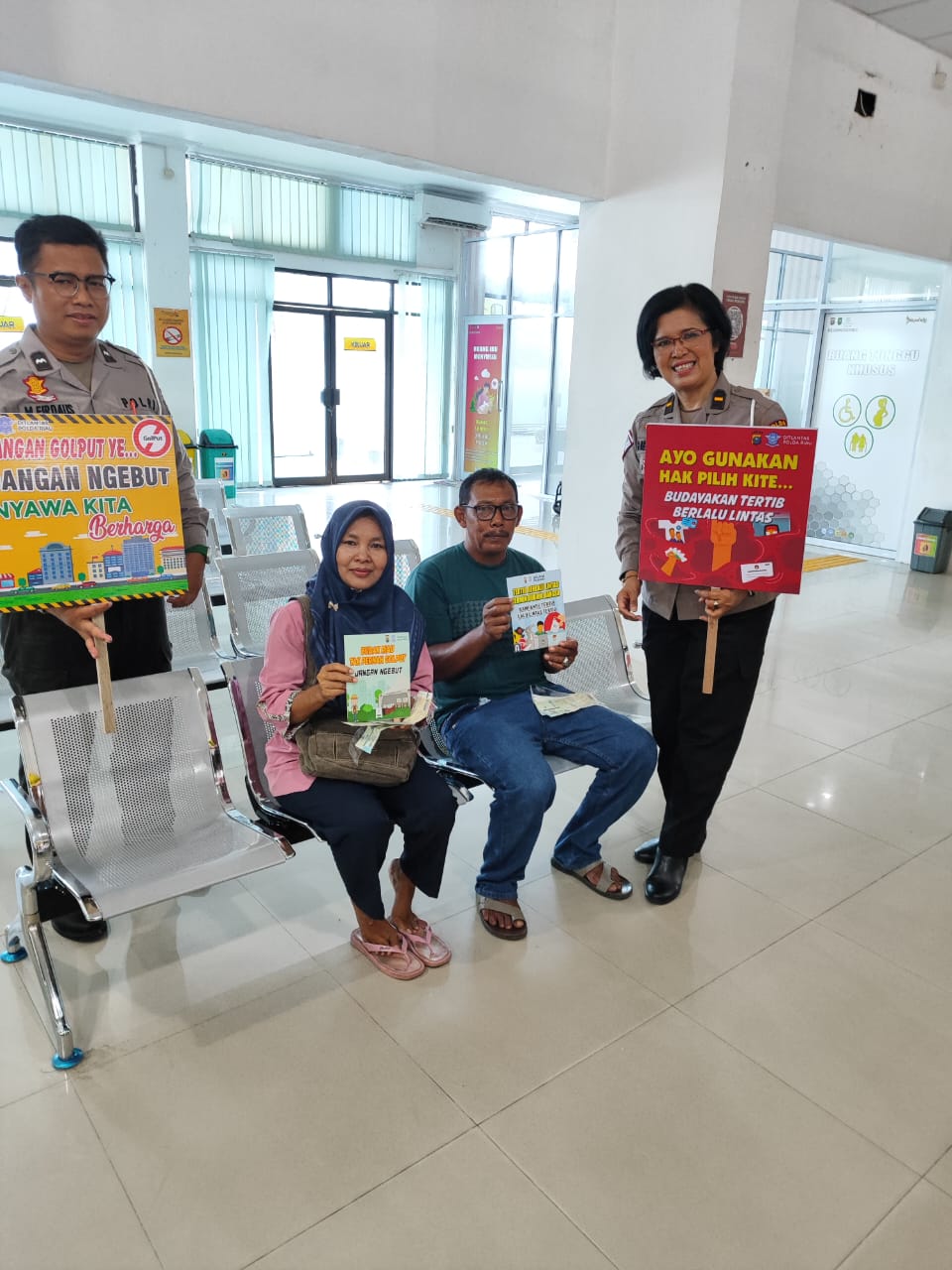 Personel Ditlantas Polda Riau Sosialisasikan Pilkada Riau 2024 kepada Wajib Pajak