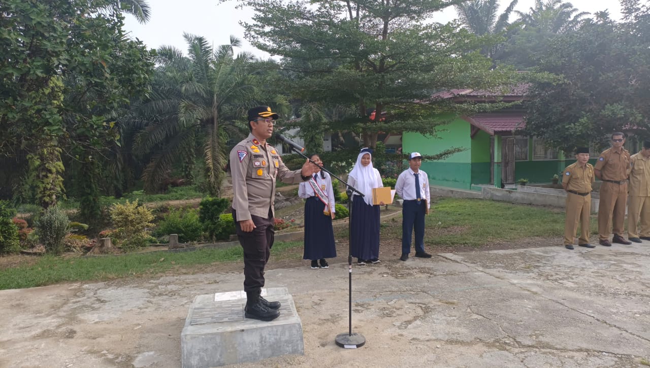 Kapolsek Kemuning Polres Inhil Kompol Teguh Wiyono, SH.,MH menjadi pembina upacara bendera 