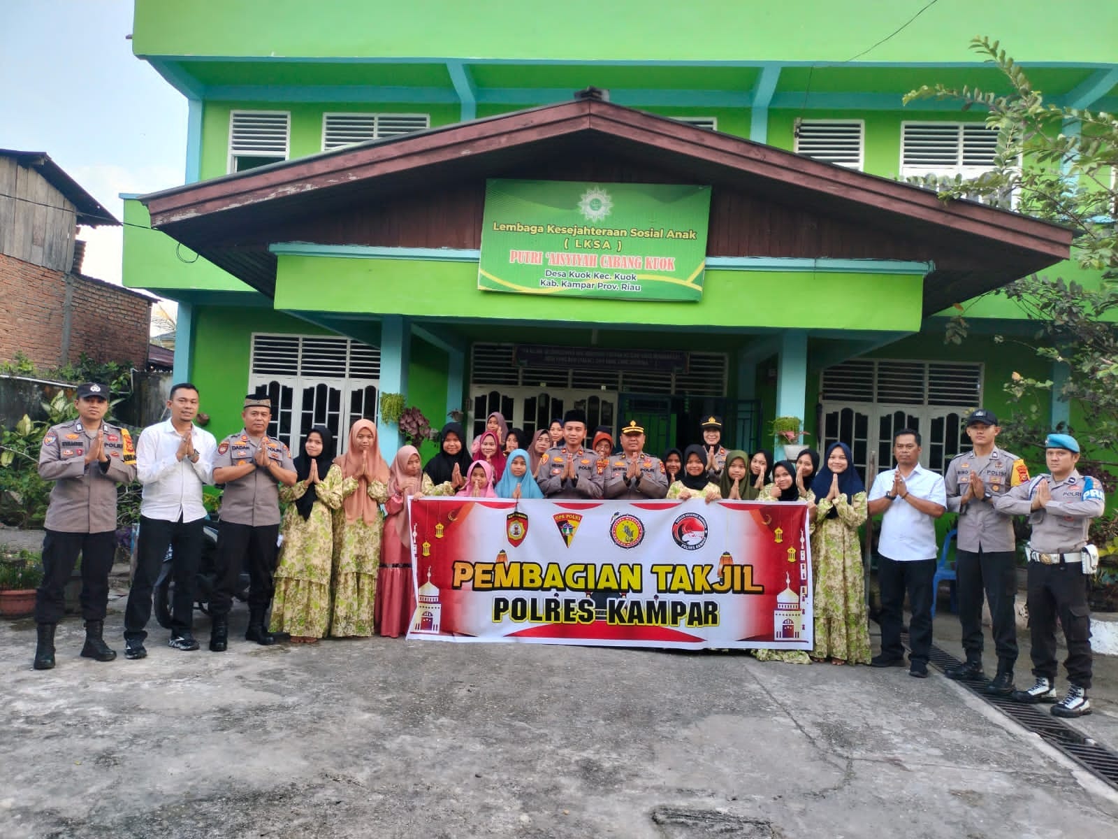 Waka Polres, Bagi-bagi Takjil dan Santunan Pada Panti Putri dan Putra Aisyah Muhamadiyah Kuok