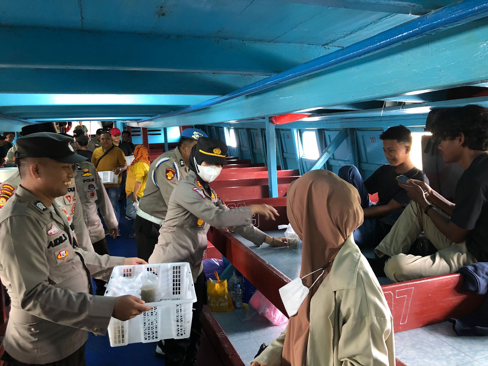 Polsek Sektor Kawasan Pelabuha (SKP) Bagikan 100 Takjil Gratis (Batara) Diarea Pelabuhan Sungai Duku
