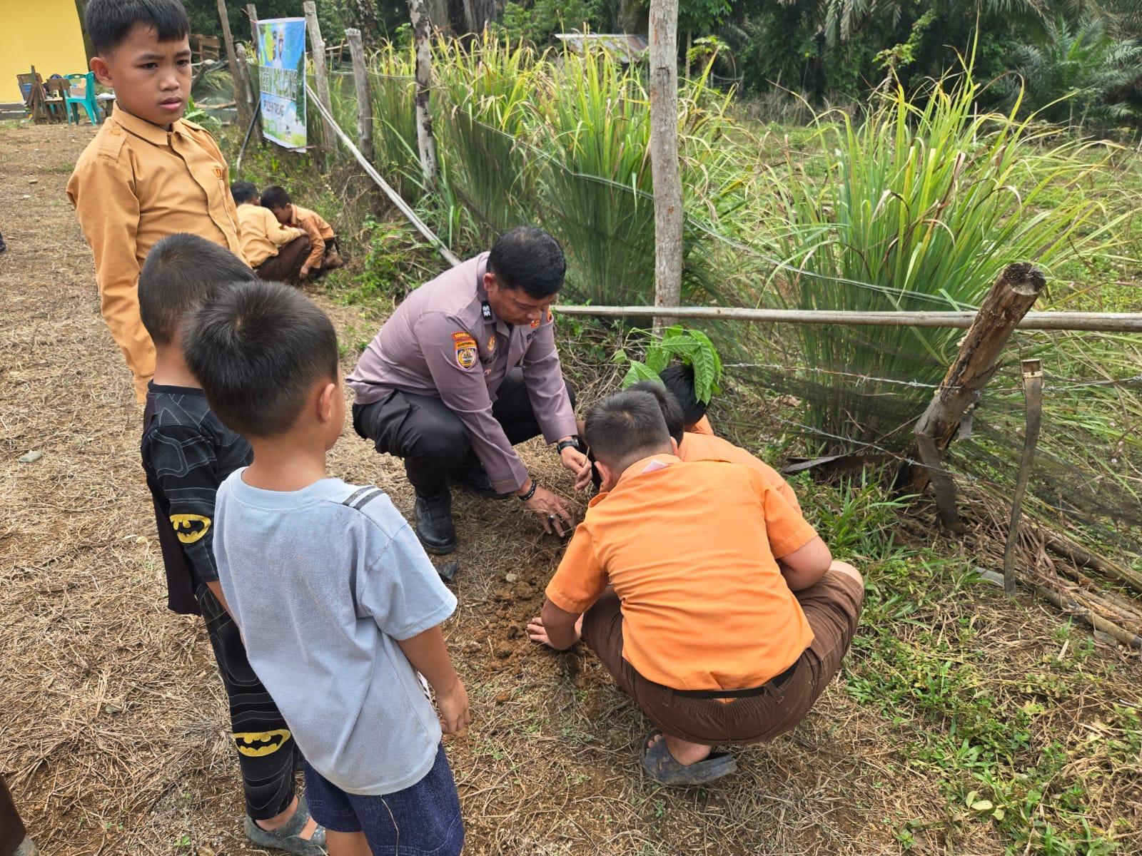 Cinta Alam Sejak Dini — Polsek Tapung Tanam Pohon Bersama Siswa & Warga Desa Petapahan