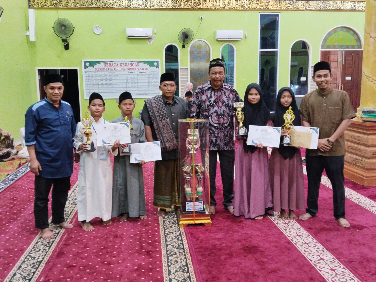 Enam Orang Santri Pondok Pesantren Darul Ulum Surau Air Dingin Juara  MTQ di Desa Rimbo Panjang