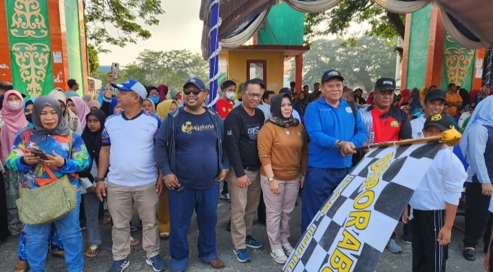 Memeriahkan HUT RI ke -78 Disporapar Inhu menggelar Gerak Jalan Prestasi