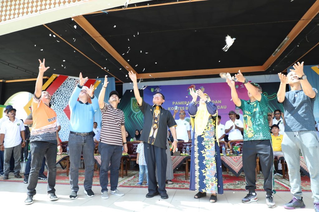 Bupati H.M.Wardan Membuka Pameran Bonsai dan Kontes Burung Berkicau,dan Berharap hal ini menjadi Ive