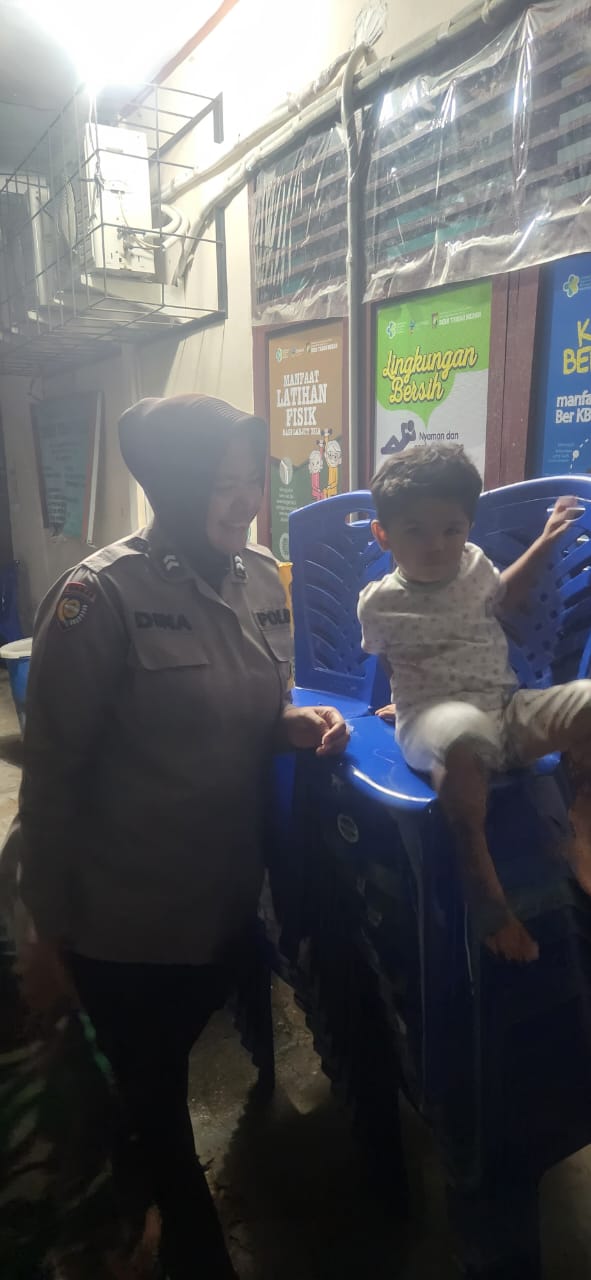 Jaga Kota Suara Briptu Fredina Rezki Effendi, Sambil Mengasuh Anaknya.