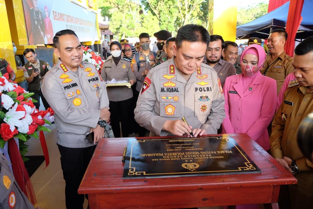 Didampingi Kapolresta Pekanbaru, Kapolda Riau Resmikan Gedung Mapolsek Payung Sekaki