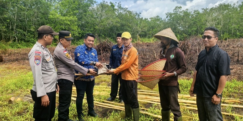 DUKUNG KETAHANAN PANGAN, KAPOLSEK BENGKALIS GANDENG PEMDES KELEBUK DORONG BUDIDAYA JAGUNG PIPIL