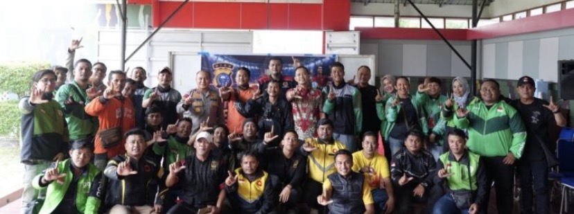 Meriah, Kapolda Riau Ajak Komunitas Ojol Nobar Piala Dunia 2026 di Mako Brimob Polda Riau