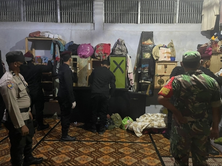 Bersama Polsek Rengat Barat dan Kodim 0302 Inhu Rutan Rengat Lakukan Penggeledahan Kamar Hunian WBP