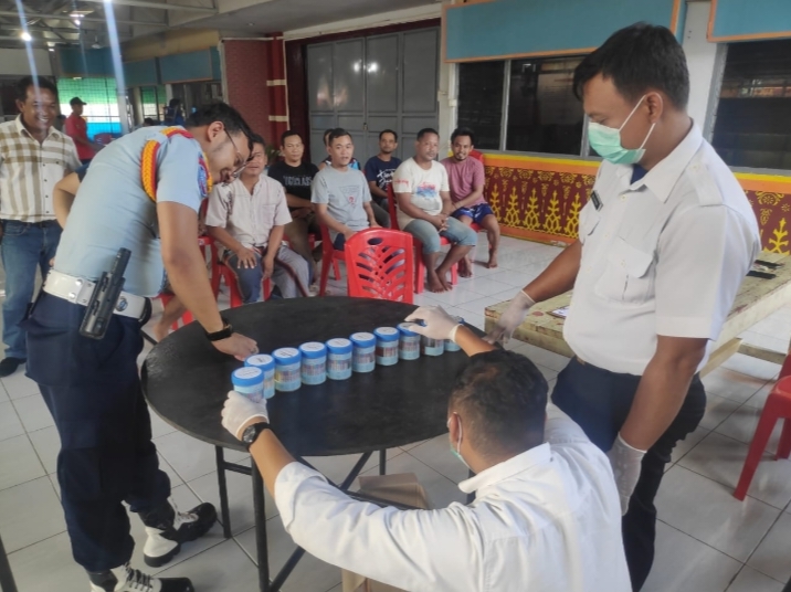 Sebanyak 10 warga binaan Rutan Rengat didominasi kasus narkoba, mengikuti tes urin rutin