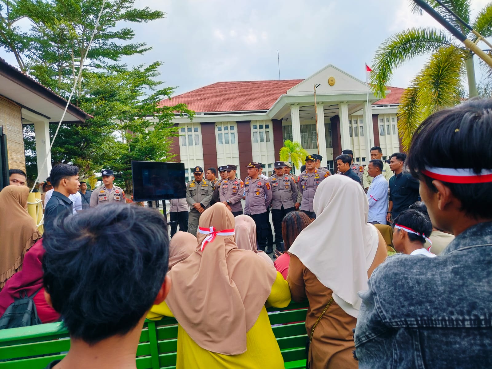 Aksi Damai Aliansi Masyarakat Rambah Tengah Hulu Di PN Pasir Pengaraian Berlangsung Kondusif