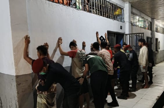 Rutan dumai kembali Geledah kamar hunian warga binaan.