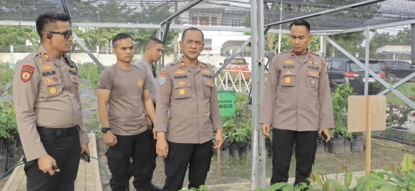 Wakapolres Kampar Cek Bank Pohon Setia, Pastikan Bibit Tanaman Subur, Kompol Rizki: Jaga Kelestarian