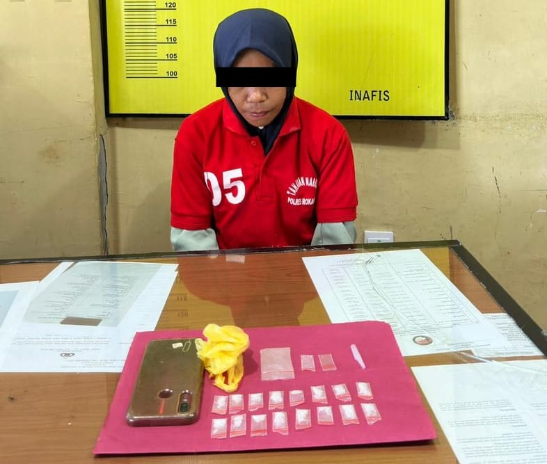 Nekat Jual Sabu di Bulan Puasa, Seorang Ibu Rumah Tangga di Rohul Ditangkap Polisi di Pasar Senin