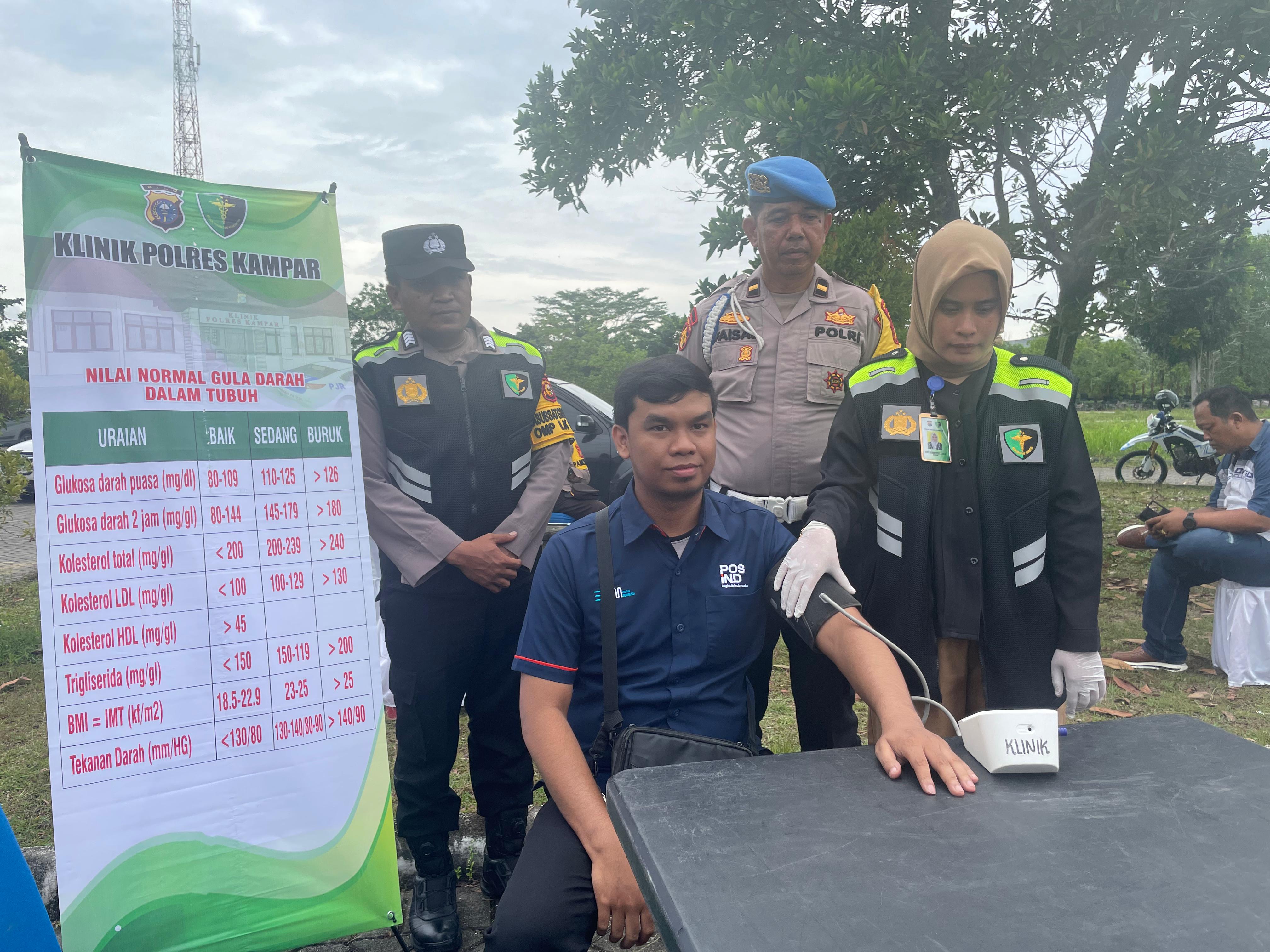 Siap Mengantar Logistik Pilkada! Bidokes Polres Kampar Pastikan Kesehatan Driver Truck Prima