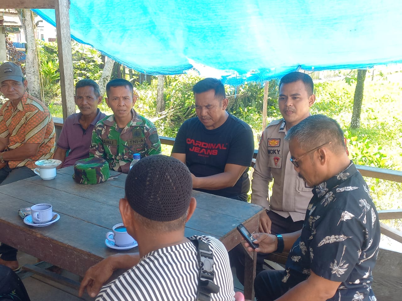 Silaturahmi dengan Tokoh Masyarakat, Bhabinkamtibmas Desa Pulau Kecil Hadir Ciptakan Cooling System