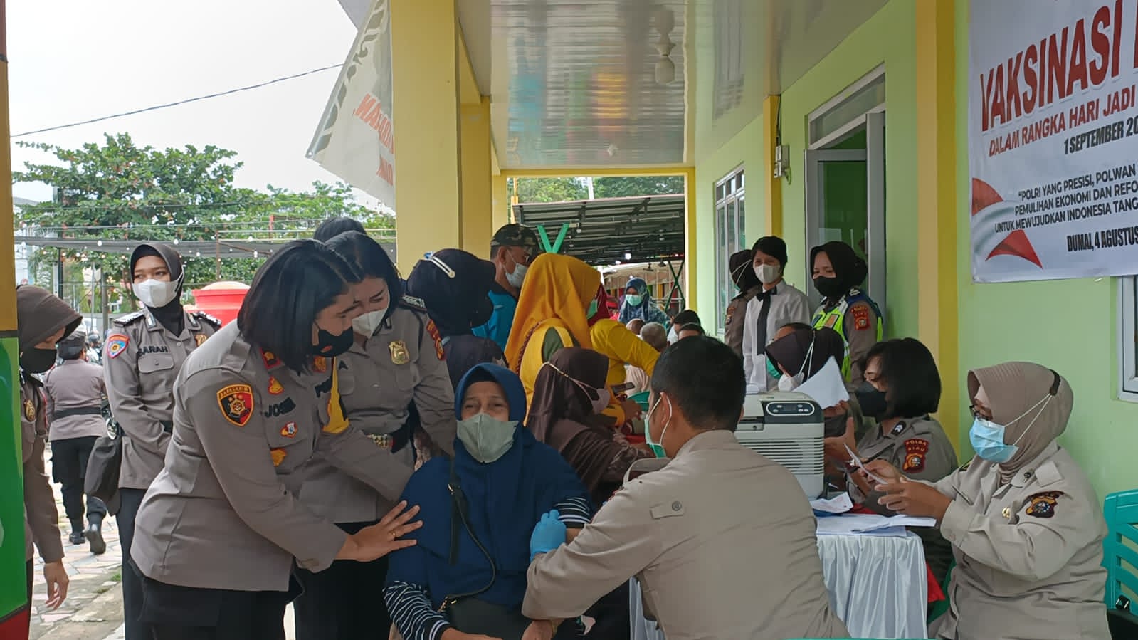 *Polisi Wanita (Polwan) Polres Dumai Beserta Polsek Jajaran Menggelar Kegiatan Vaksinasi Massal COVI