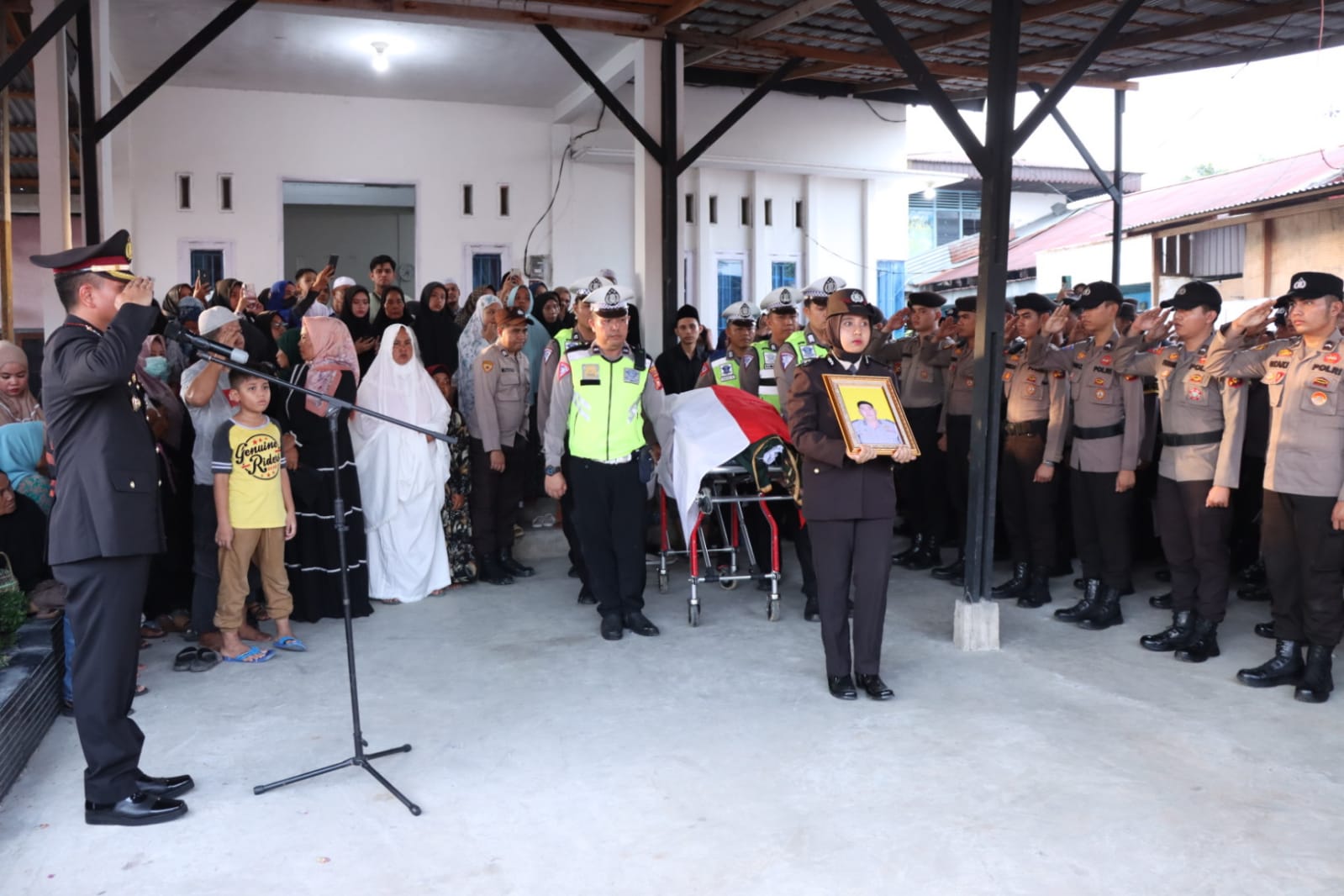 Kapolres Kampar Pimpin Prosesi Pemakaman Anggotanya