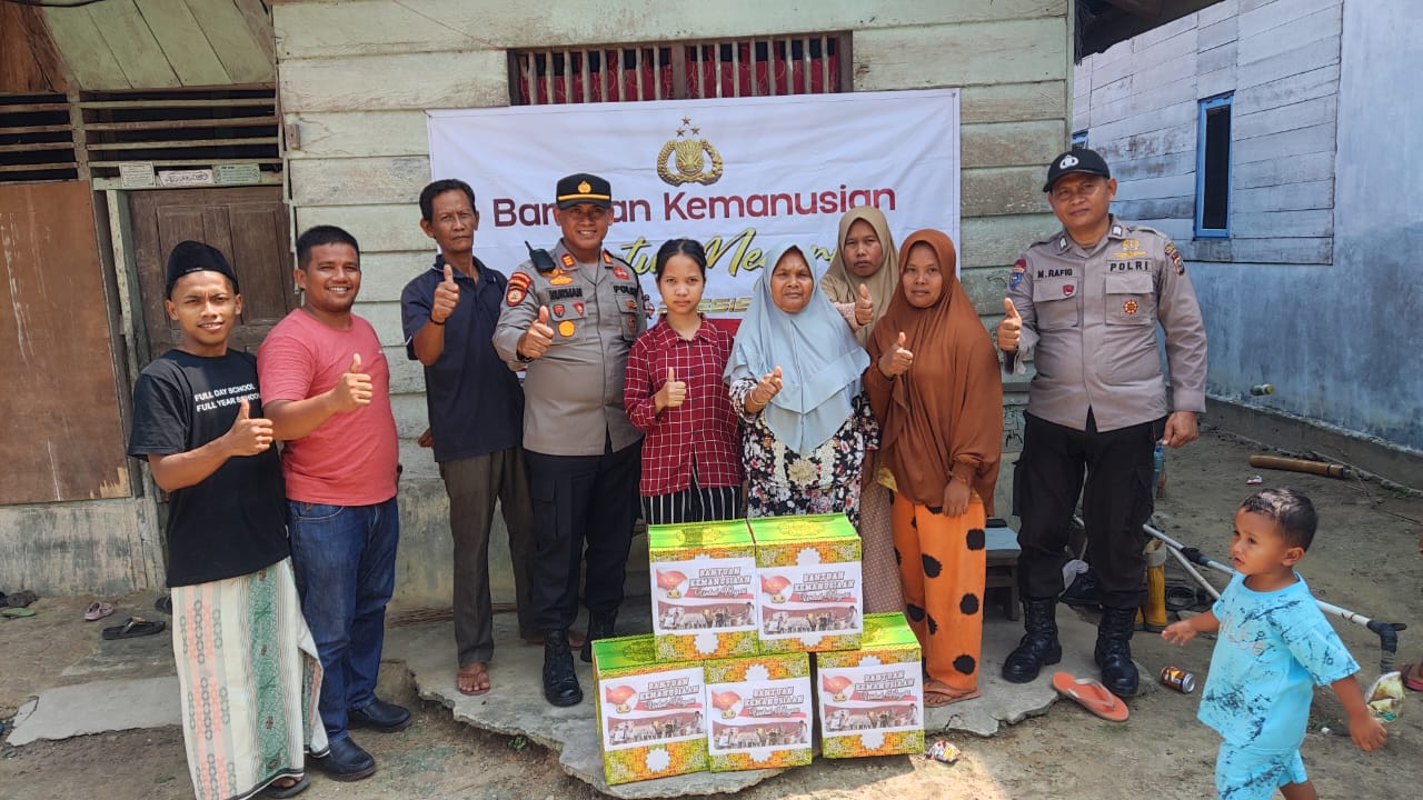 Kembali,Polsek Tapung Hulu Berikan Paket Sembako Kepada Masyarakat Imbas Bapokting
