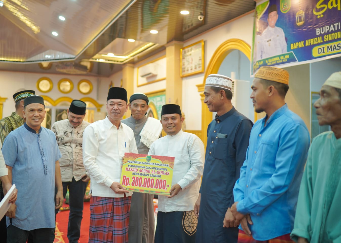 Safari Ramadhan di Masjid Agung Al-ikhlas Bagansiapiapi,Bupati Rohil Serahkan Bantuan